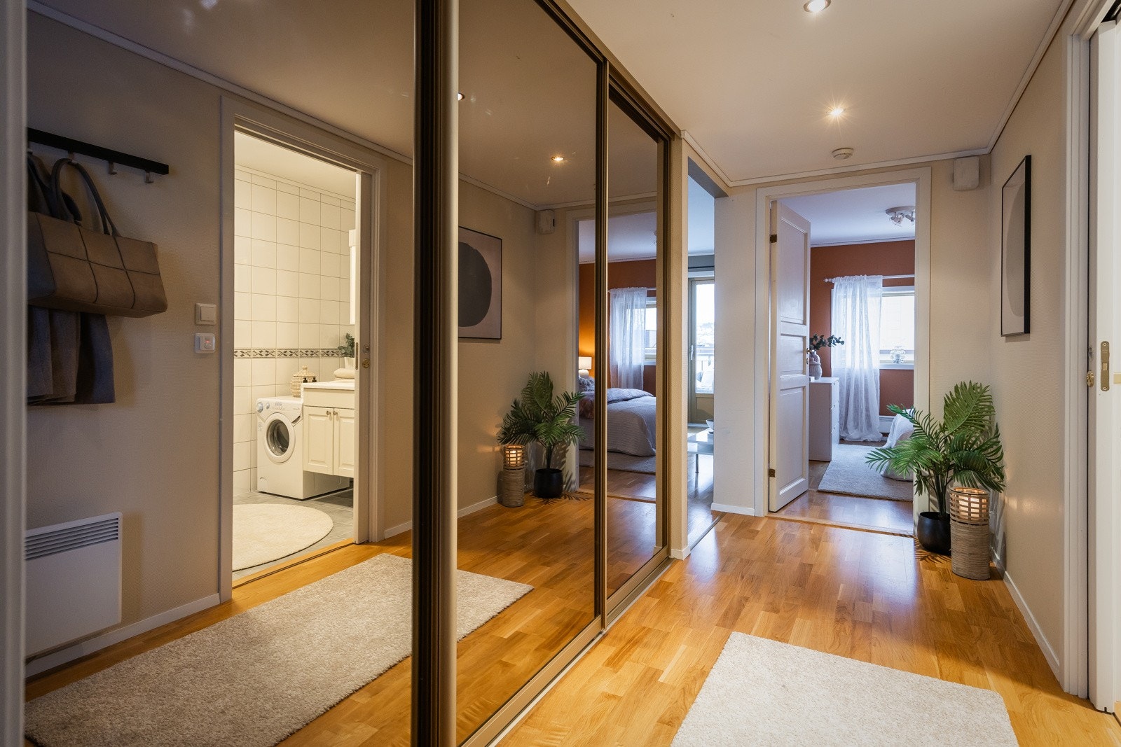 Romslig gang med garderobe som medfølger. Galleribilde