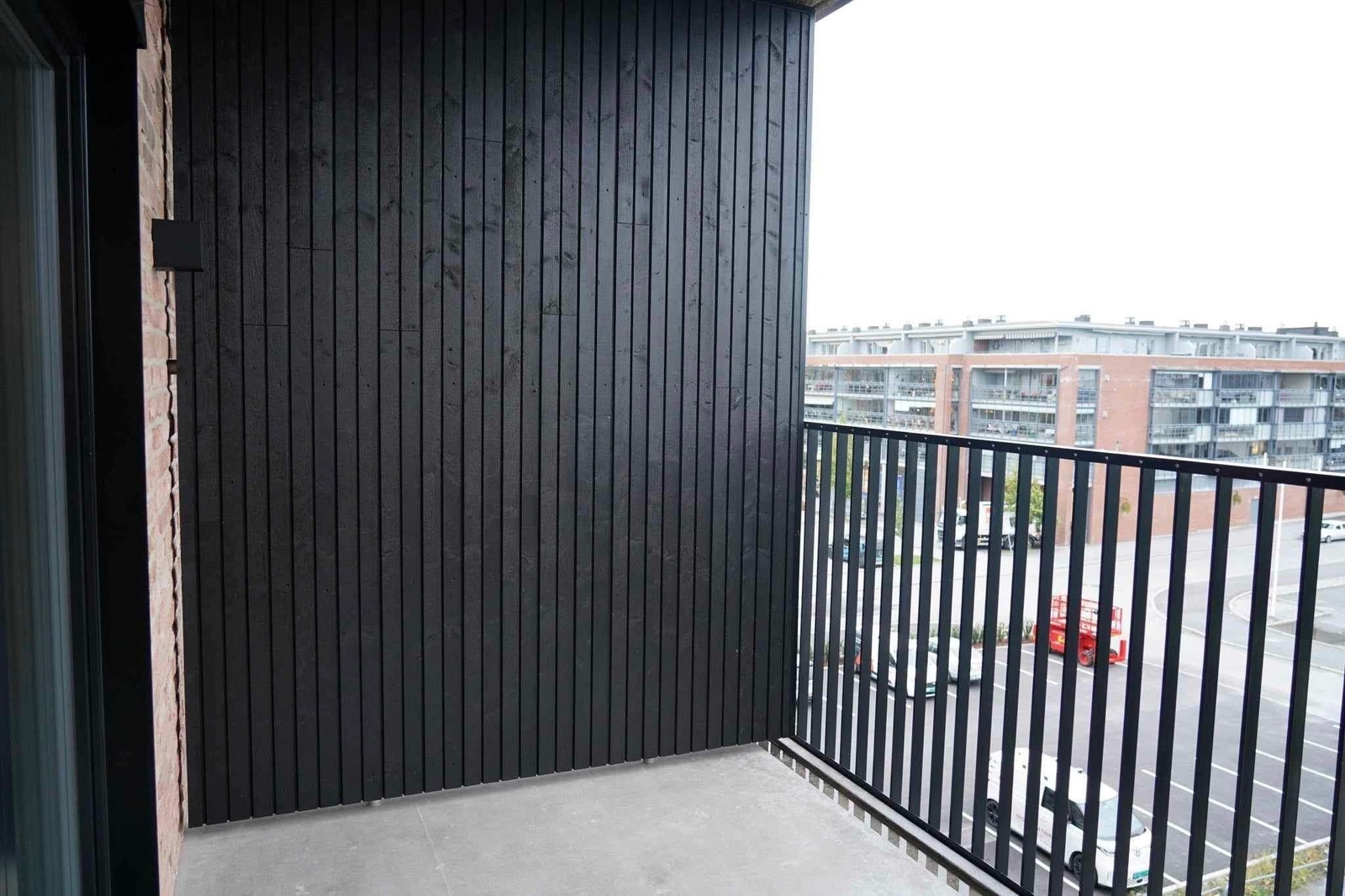 Balkongen som er overbygget, blir en fin forlengelse av stue- og soverommet hvor måltider enkelt kan medbringes ut. Galleribilde