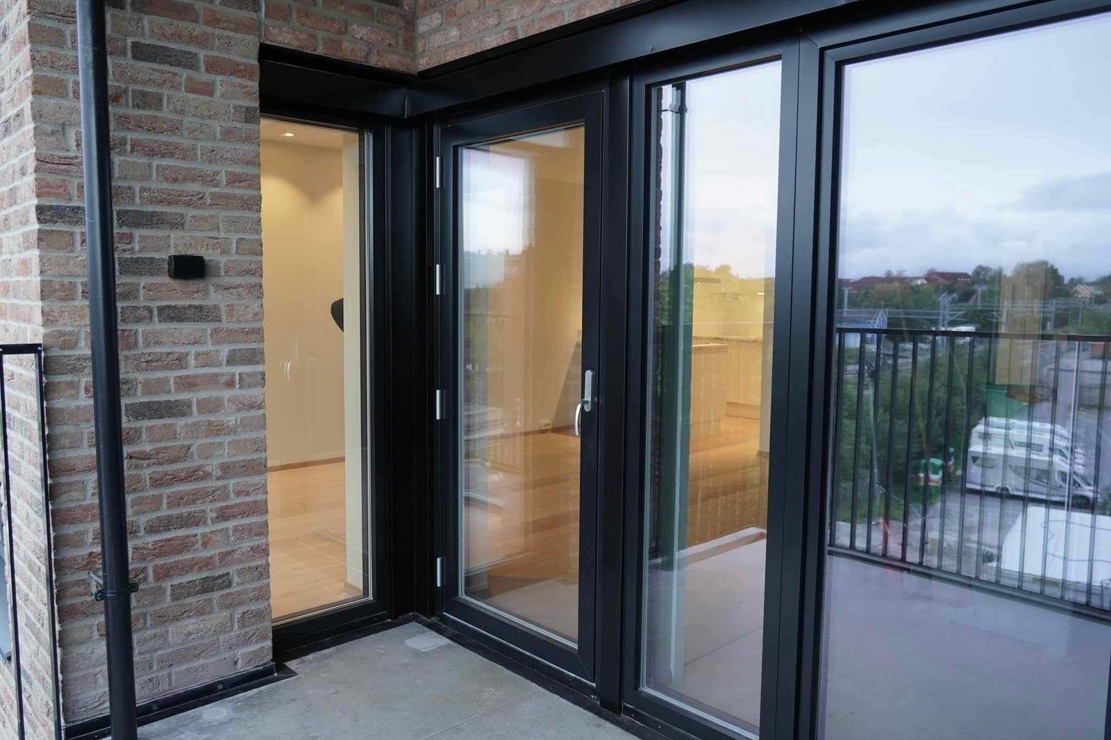 Fra stue og soverom er det utgang til balkongen på ca. 7kvm. I tillegg disponerer leiligheten felles takterrasse i byggets 7. etasje. Galleribilde