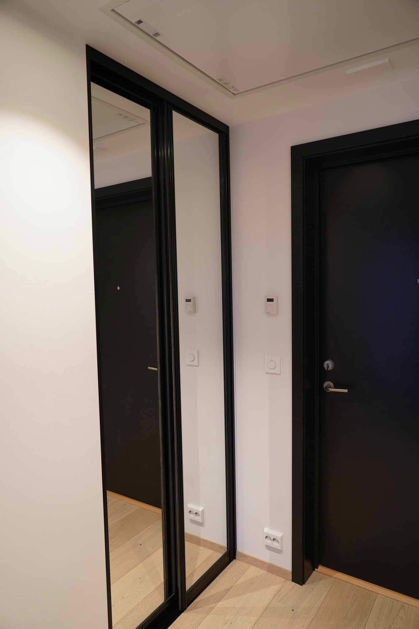 Entré med downlightsbelysning, gulvvarme og skyvedørsgarderobe. Galleribilde