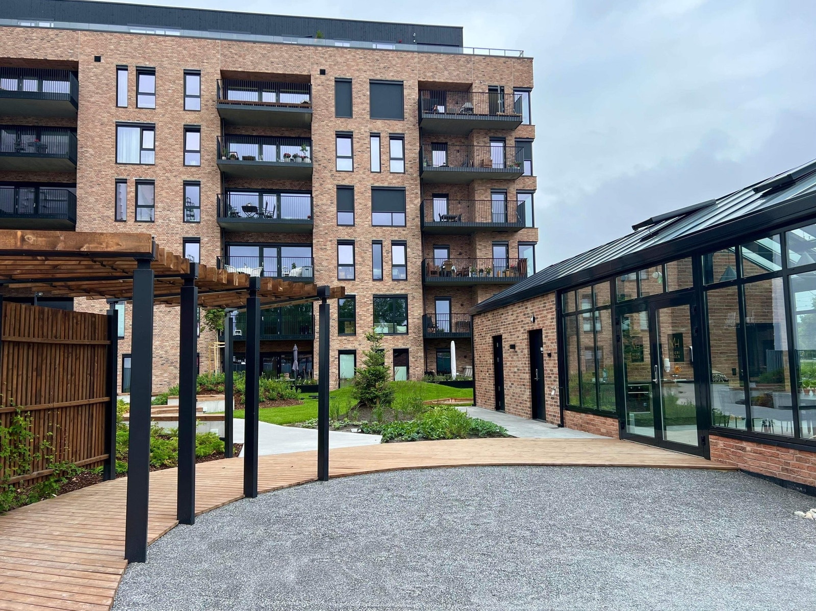 NY PRIS. Leiligheten har en fin beliggenhet i byggets 4.etasje med adkomst via heis til inngangsparti med kjellerbod på ca. 5 kvm. Garasjeplass rett ved heisen. Galleribilde