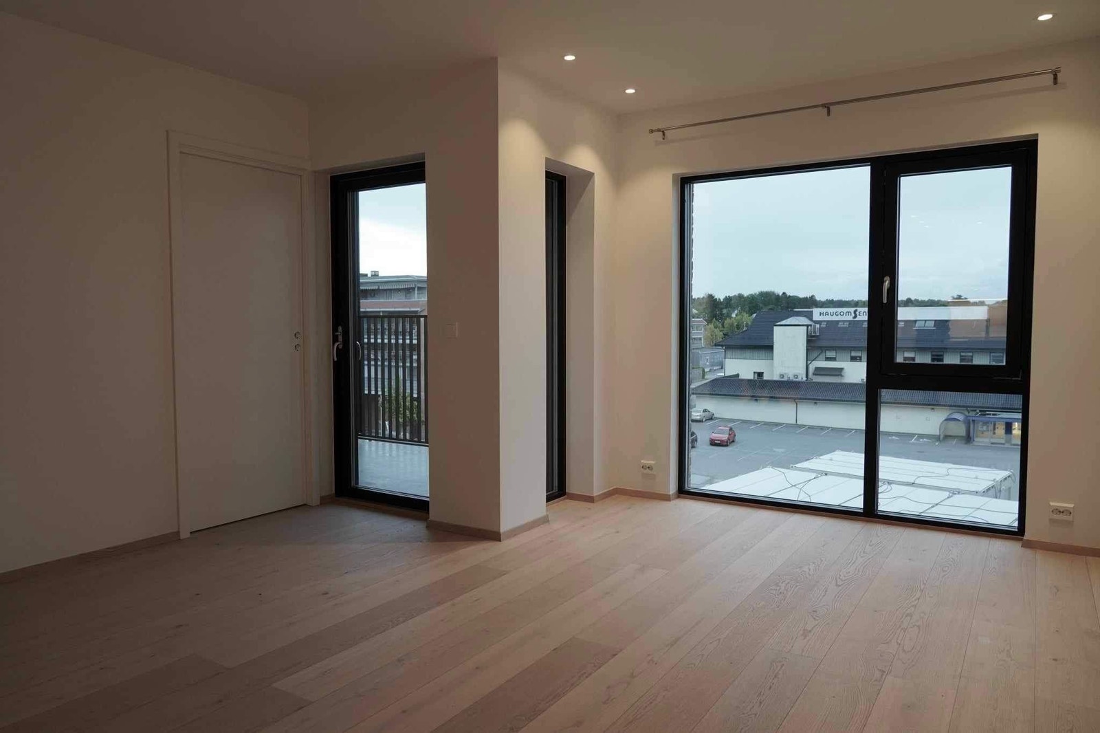 Fra stuen er det utgang til balkong og soverom. Galleribilde