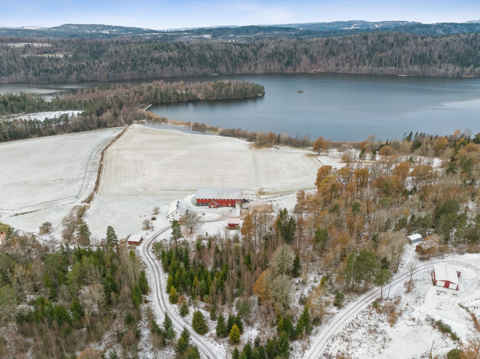 Eiendommen ligger usjenert og solrikt til med utsikt over Holmsvannet Galleribilde