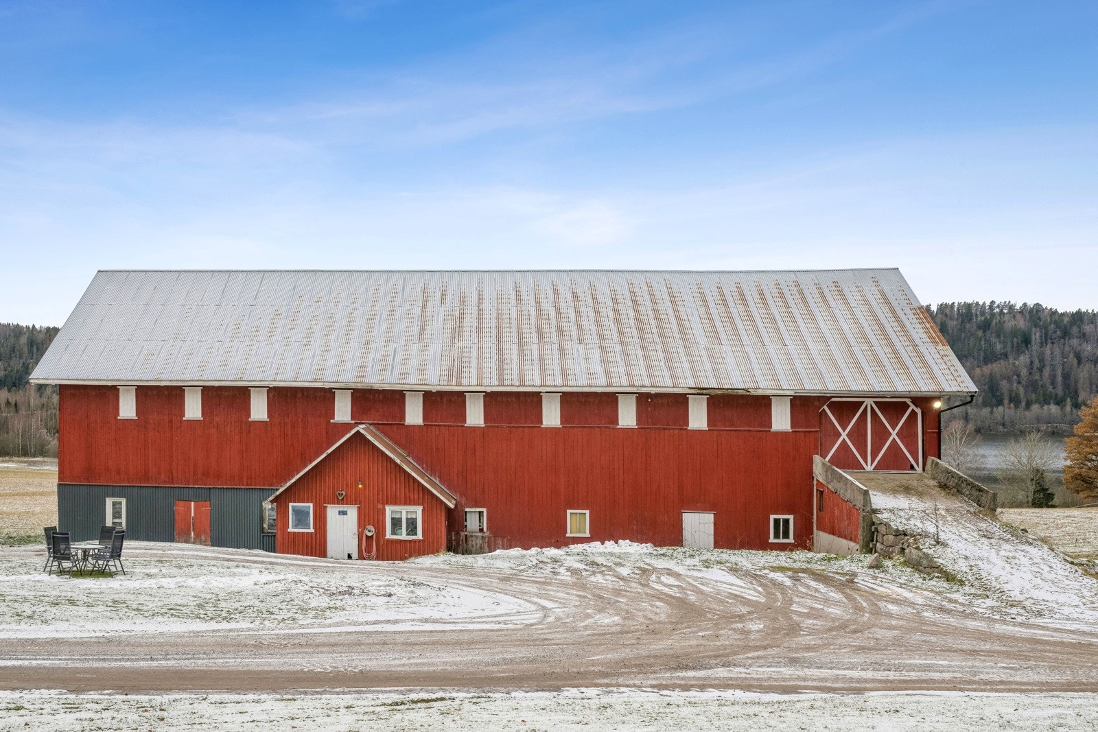 Driftsbygningen er på 534 kvm BTA med god plass til lagring. Det er tre stallbokser med mulighet for flere i den ene enden. I tillegg til dette inneholder den et verksted. Galleribilde