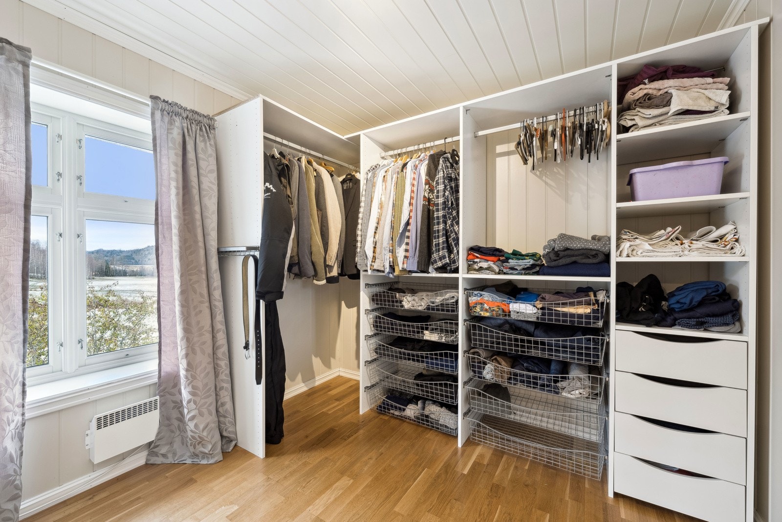 Fra badet er det adkomst til en Walk-in garderobe Galleribilde