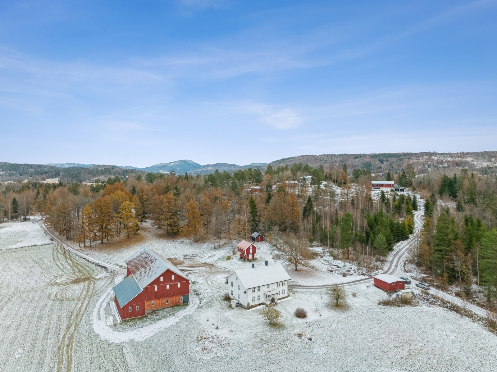 Tunet består av et romslig våningshus, driftsbygning med verksted og stallbokser, ett restaurert stabbus og garasje Galleribilde