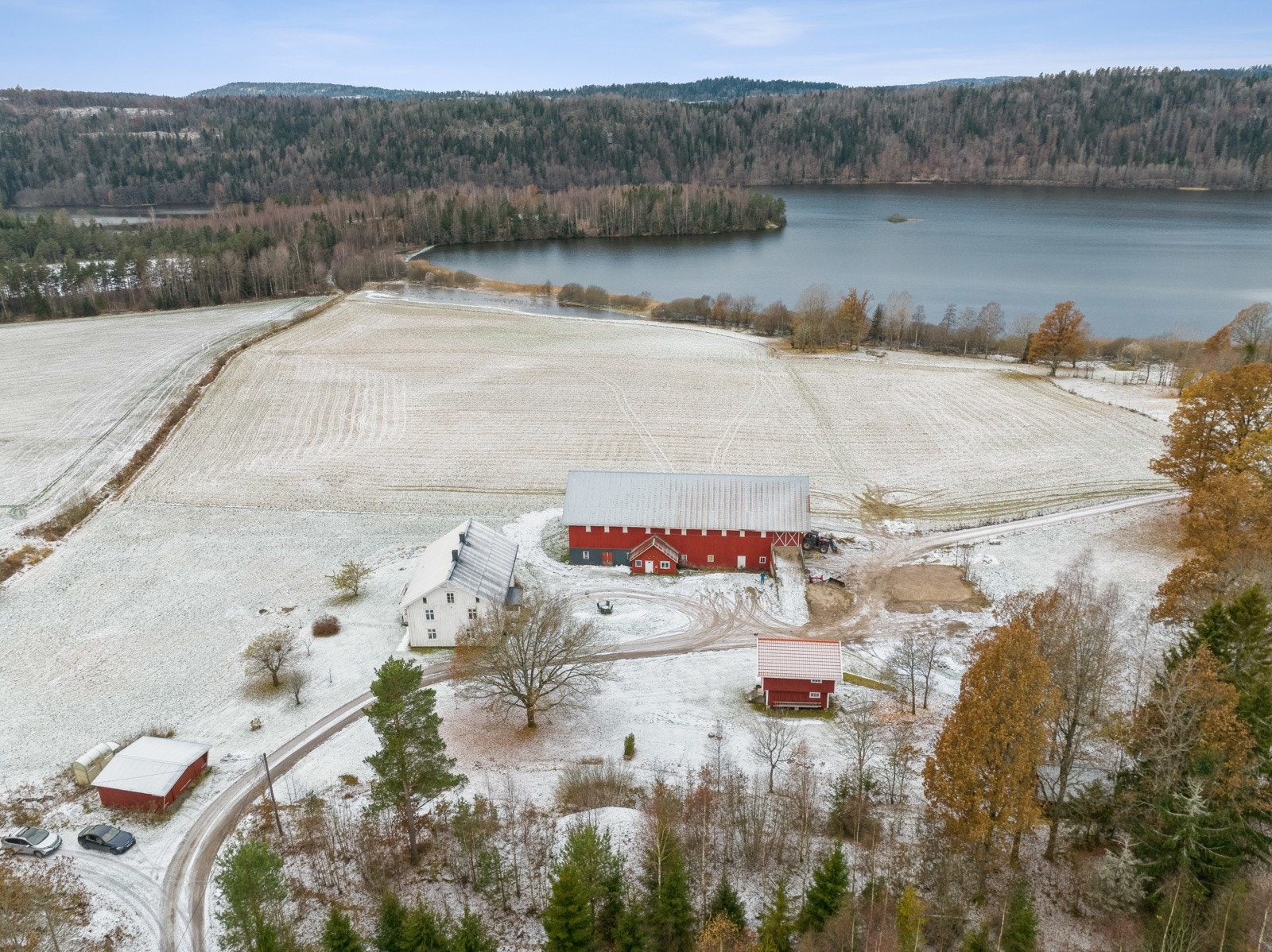 Eiendommen er på totalt ca. 532,5 dekar hvorav ca. 114 dekar er fulldyrka mark Galleribilde