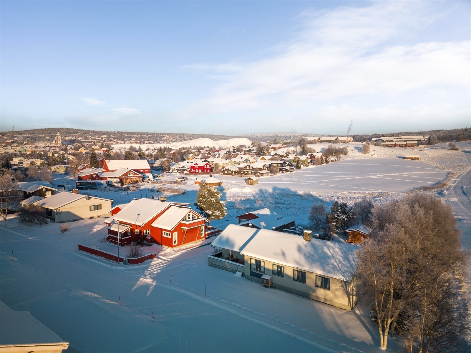 Boligen ligger flott til på enden av feltet grensende mot dyrket mark. Galleribilde