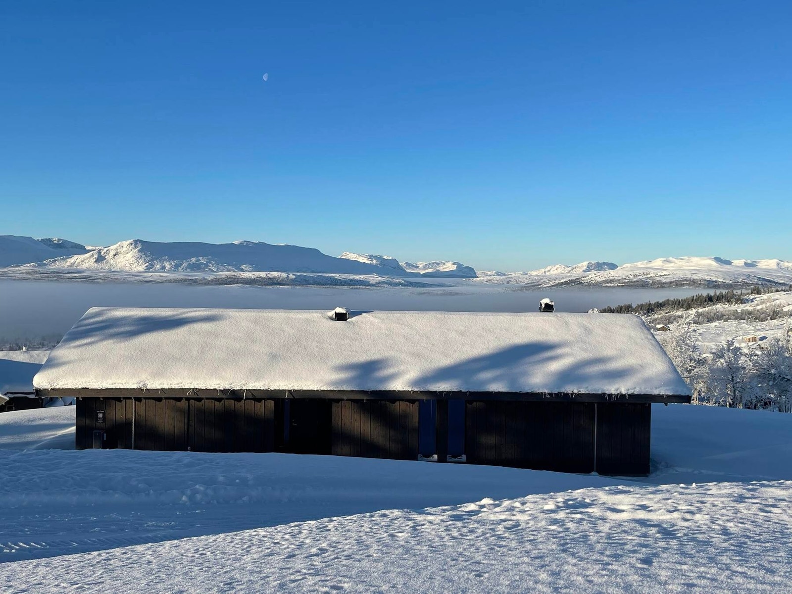 Foto fra hytta mot fjellene i vest. Vakkert! Galleribilde