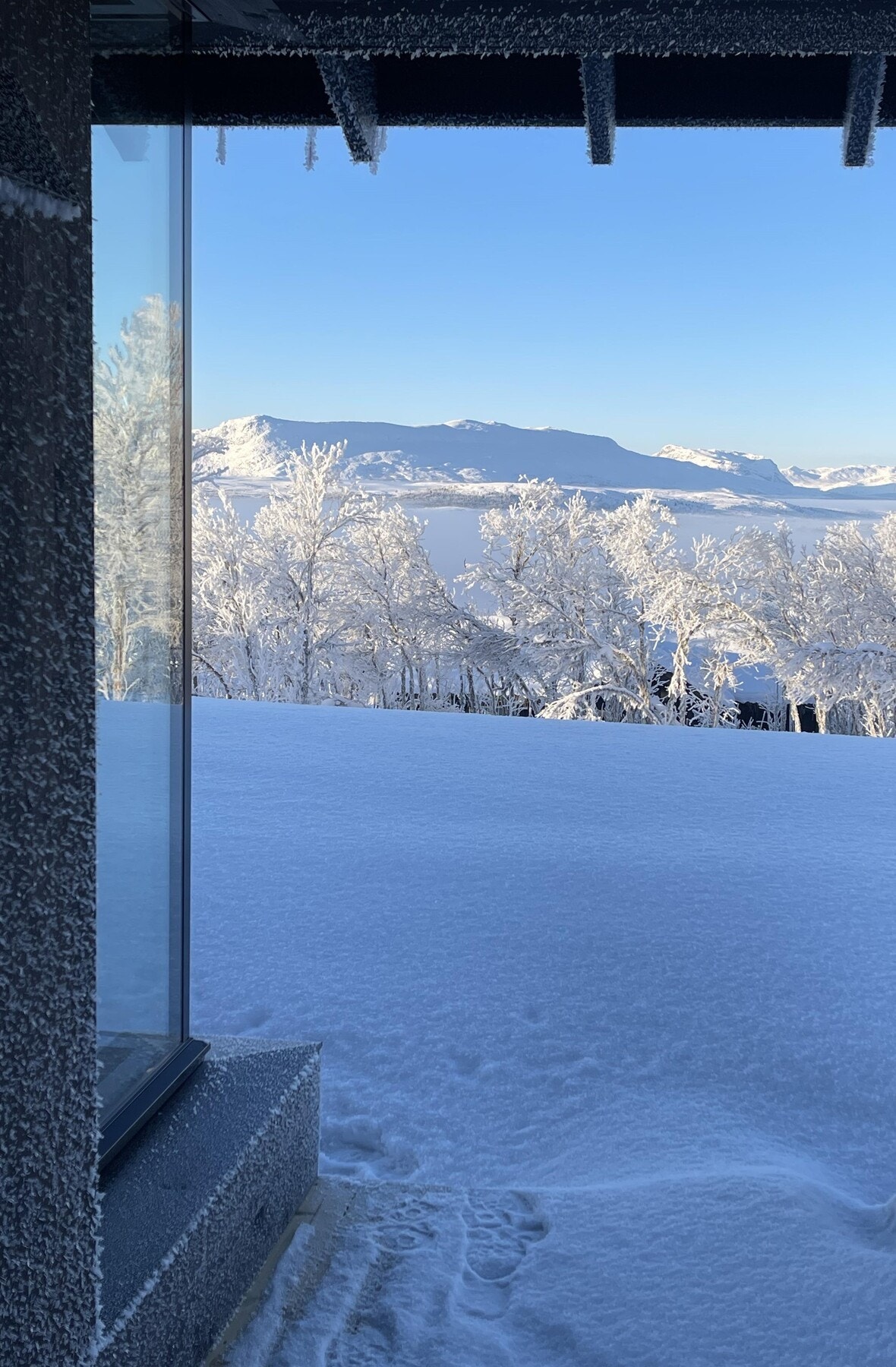 Foto fra hytta mot fjellene i vest. Galleribilde