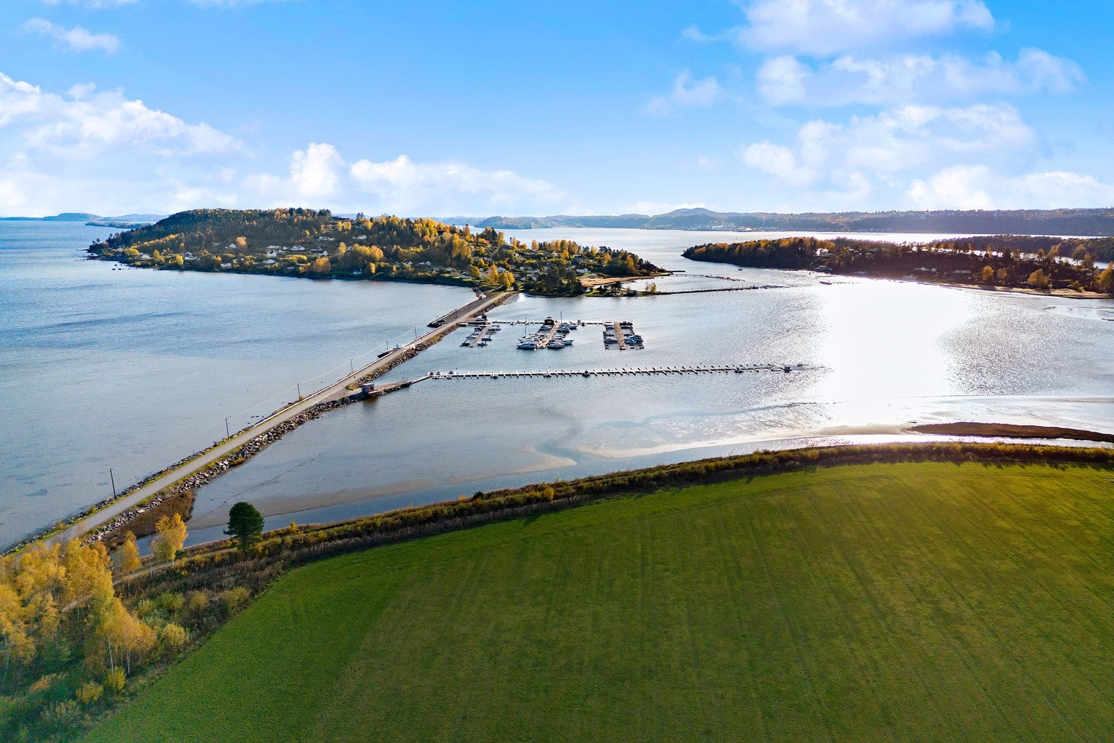 Det er populært med padling i området. Her finnes mange ruter, lengder og overnattingsmuligheter på øyene med vakkert landskap, hvor både soloppgang og solnedgang kan oppleves Galleribilde