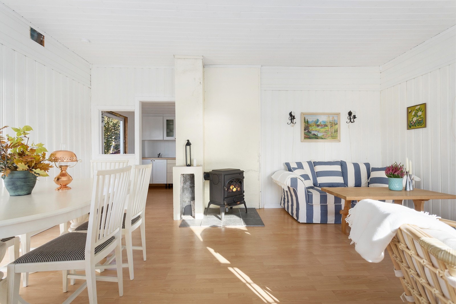 Sentralt i stuen er det montert peis for ekstra varme og hygge på de kaldere dager Galleribilde