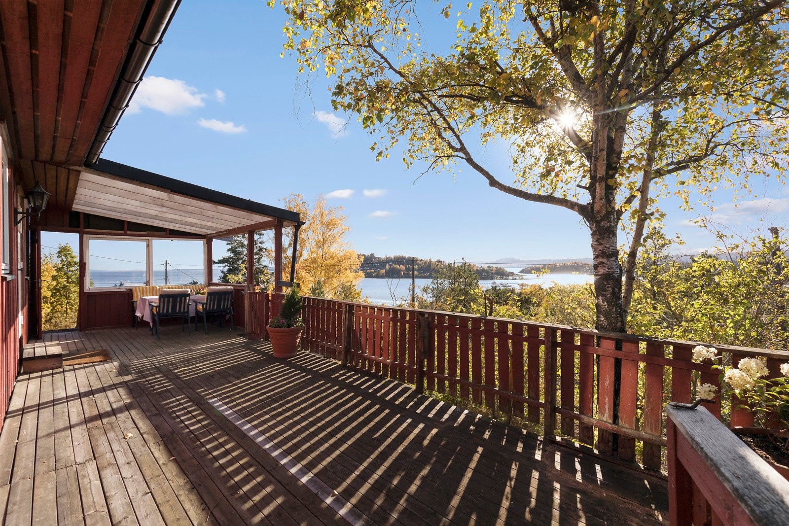 Idyllisk beliggenhet med suverene utsikts- og solforhold! Galleribilde
