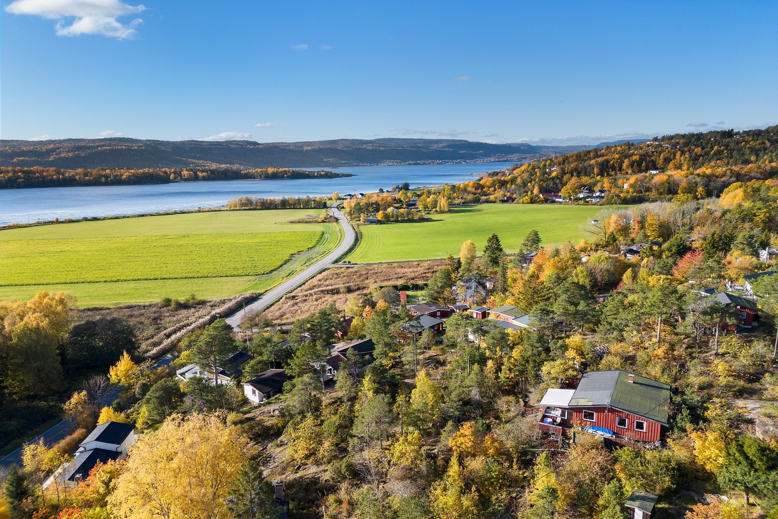 Fra hytten er det en kort kjøretur til Sande og Svelvik med diverse servicetilbud Galleribilde