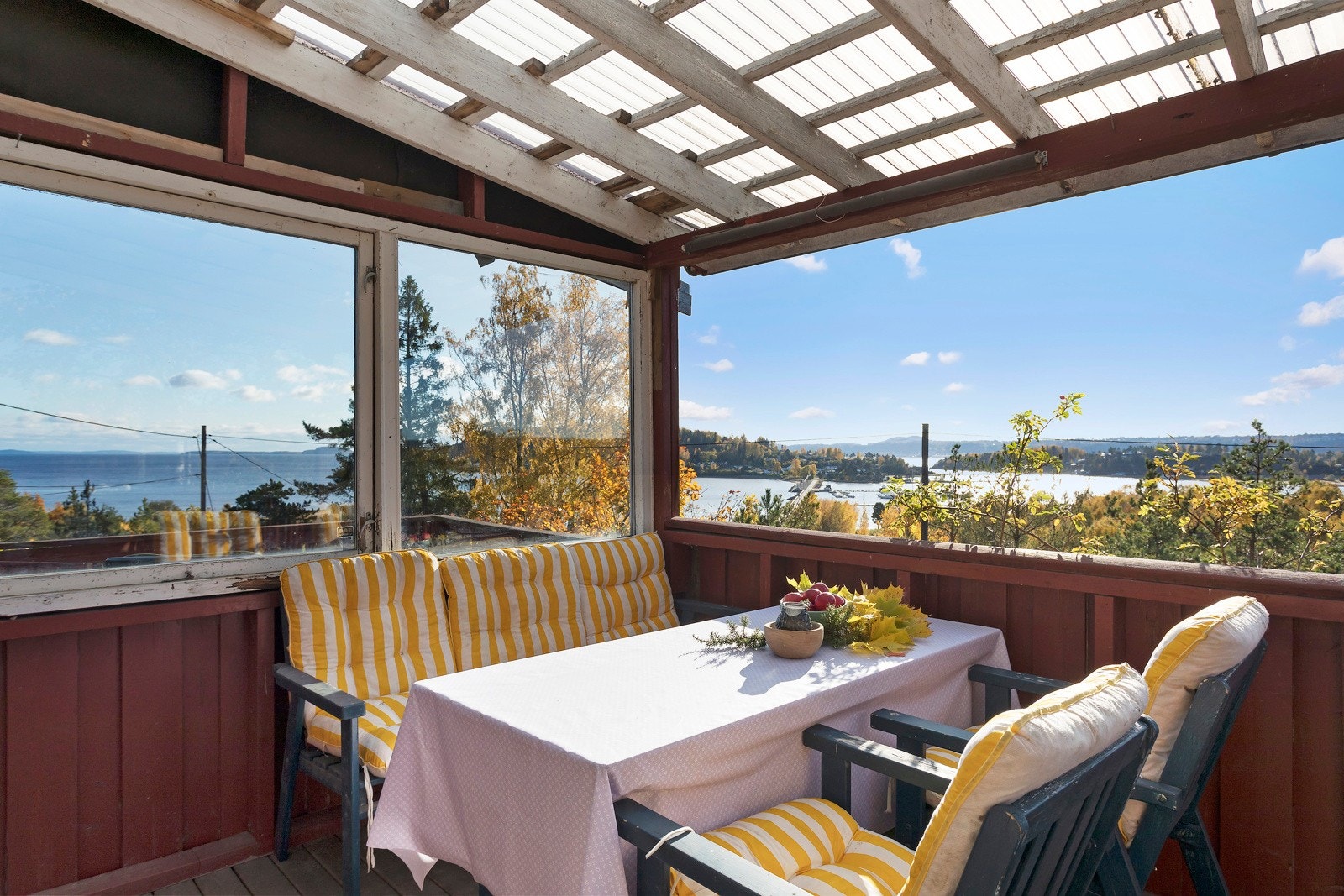 Stor og delvis overbygget terrasse Galleribilde