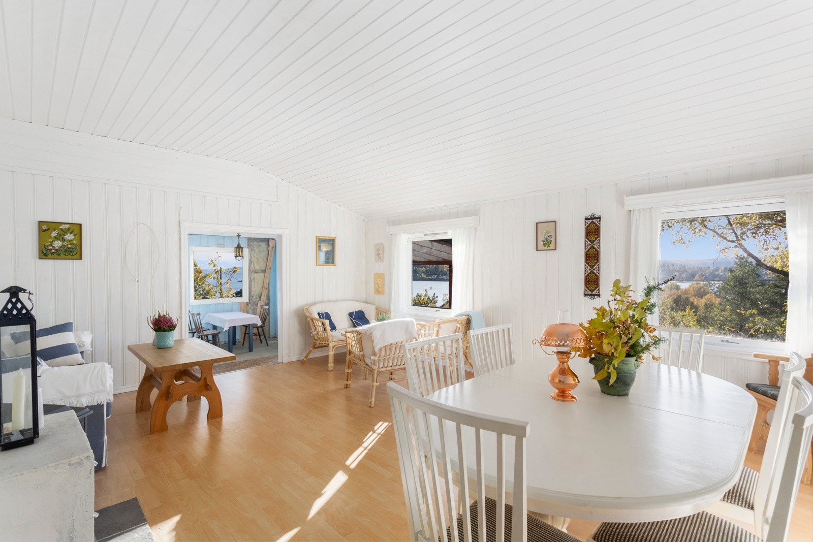 Her er det god plass til spisegruppe og sofahjørne med tilhørende møblement Galleribilde