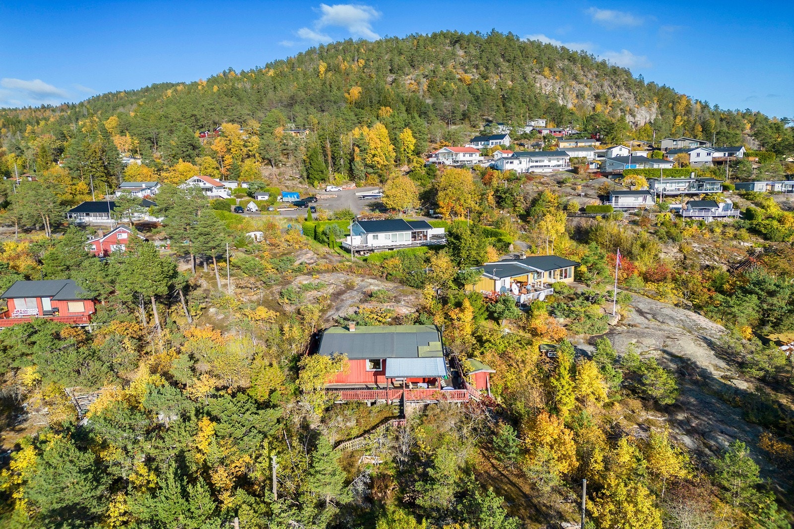Pen naturtomt med kort avstand til sjøen og marka Galleribilde