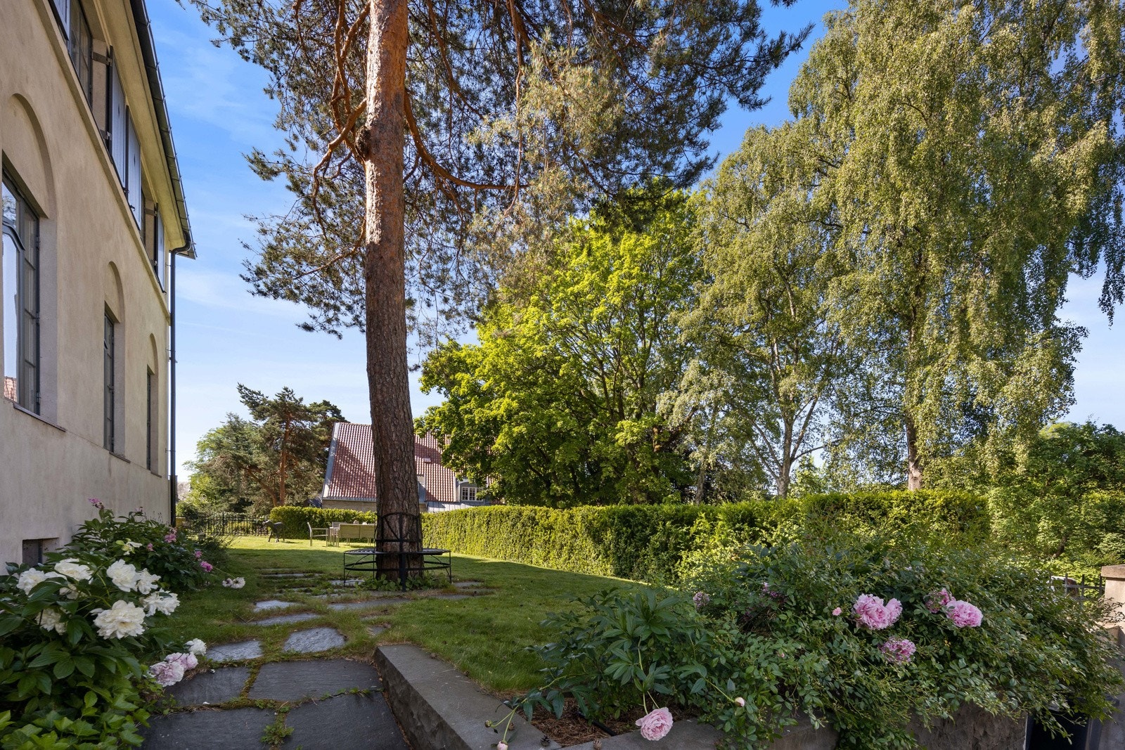 Hagen mot vest. Eiendommen ligger på en høyde tilbaketrukket fra veien Galleribilde