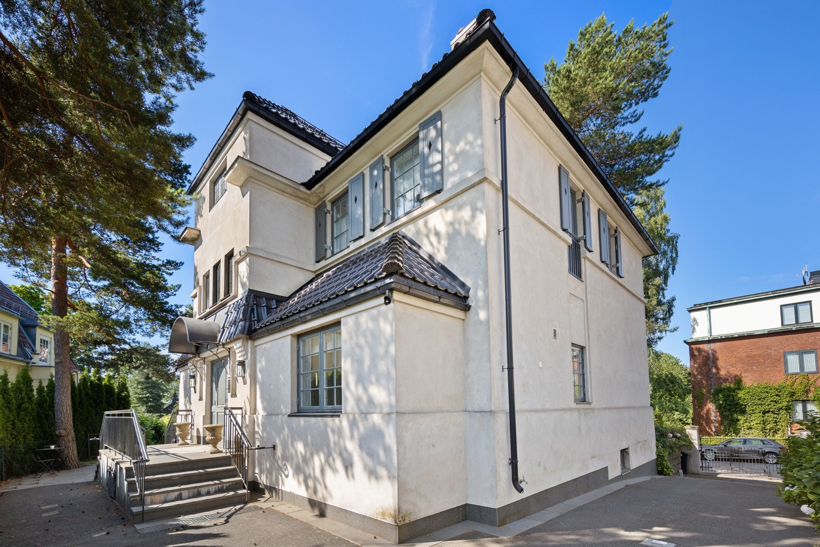 Inngangsparti tilbaketrukket fra gaten Galleribilde