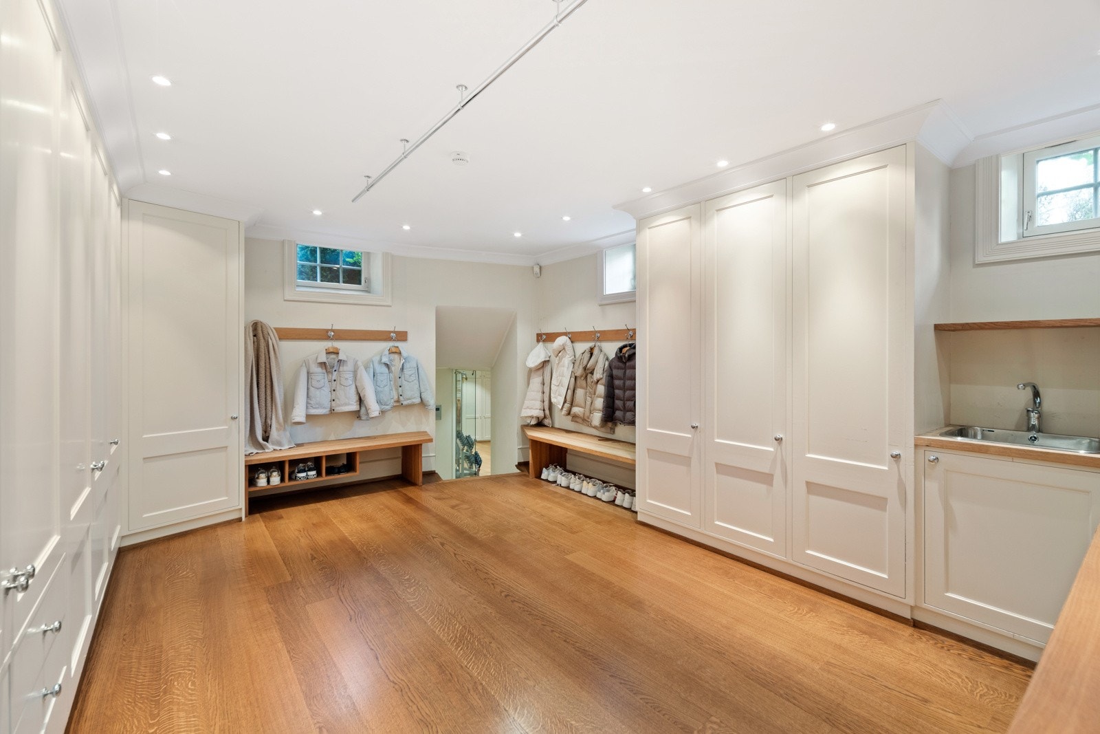 Garderoberom/vaskerom i underetasjen. Det er også et mindre, men praktisk vaskerom i 2. etasje Galleribilde