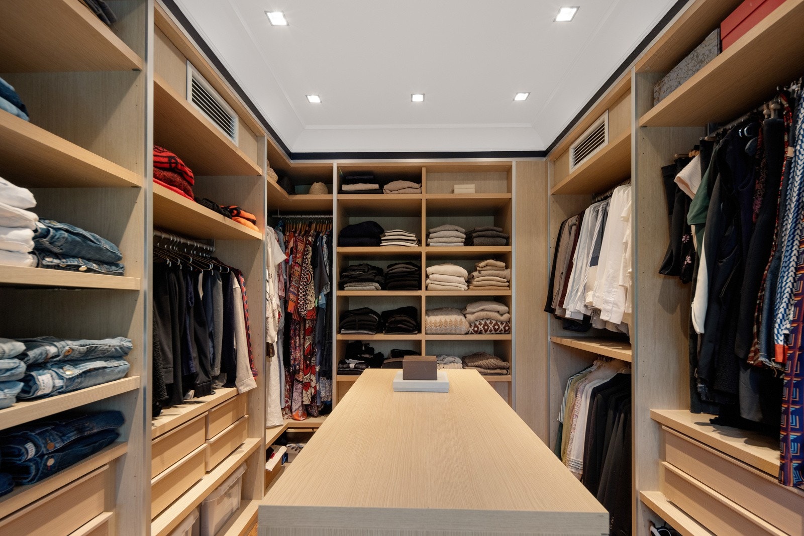 Flott walk in closet fra Expo Nova i tilknytning til hovedsoverommet Galleribilde