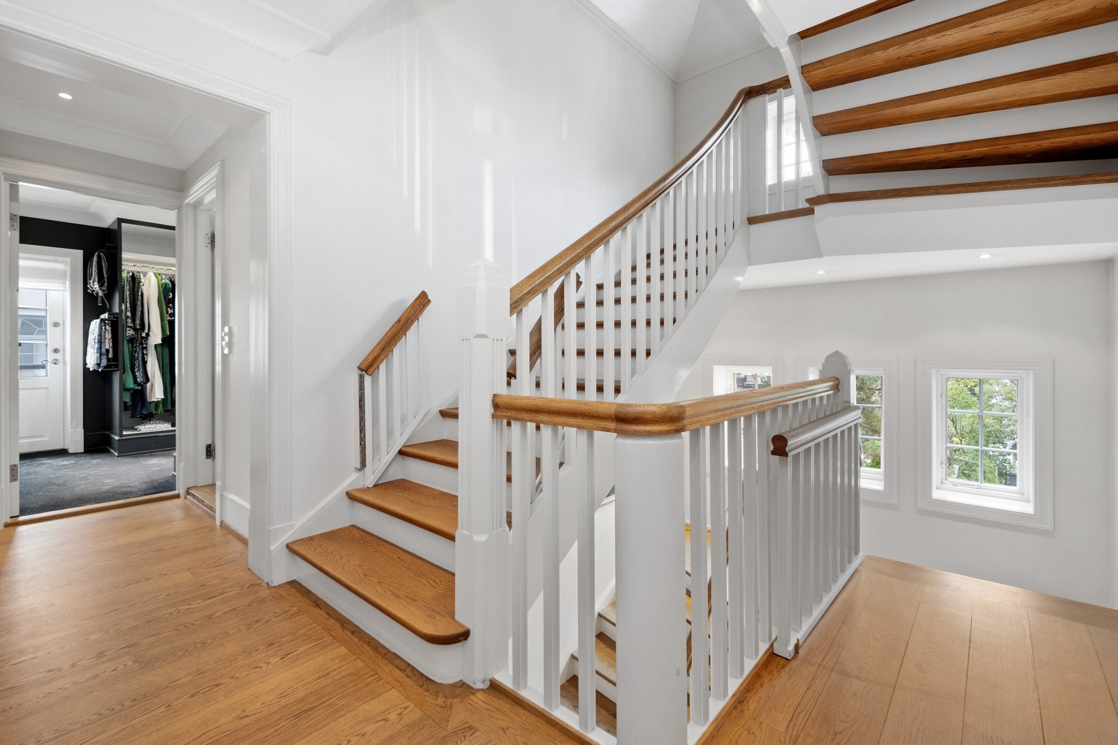 Det flotte trapperommet er selve nerven i huset og tilbakeført slik det originalt var tegnet av arkitekt Harald Hals. Her fra 2. etasje. Galleribilde