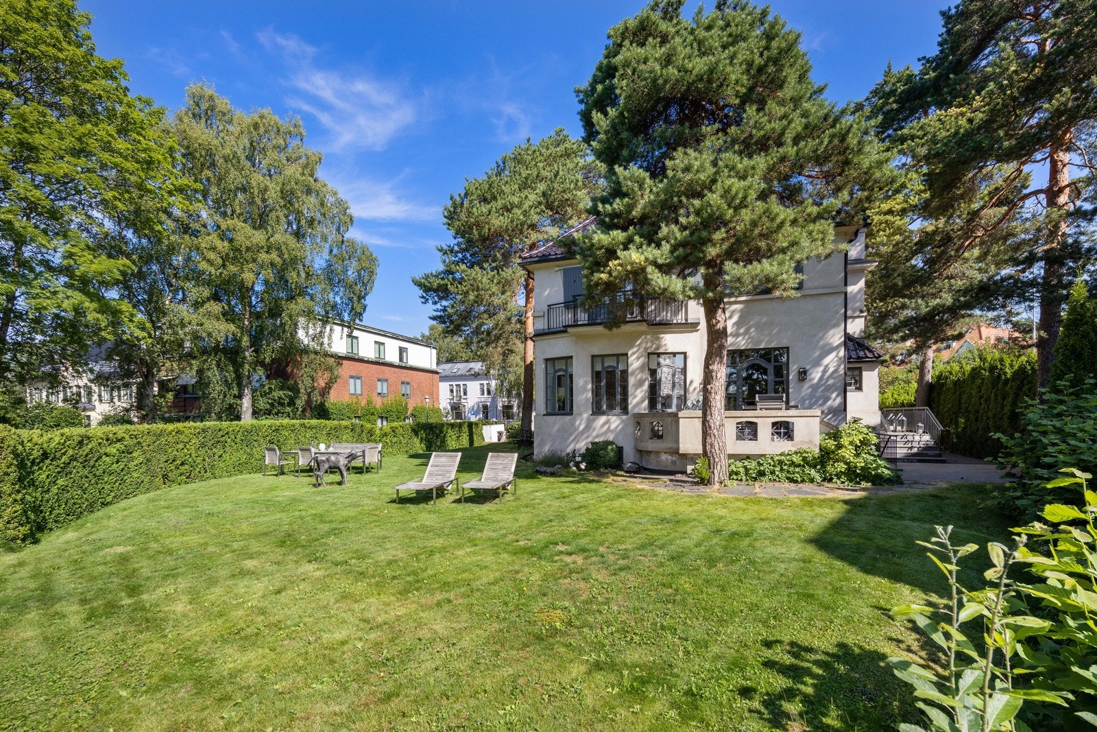 Parkmessig opparbeidet hage som vender mot syd og vest. Flotte solforhold og minimalt innsyn Galleribilde