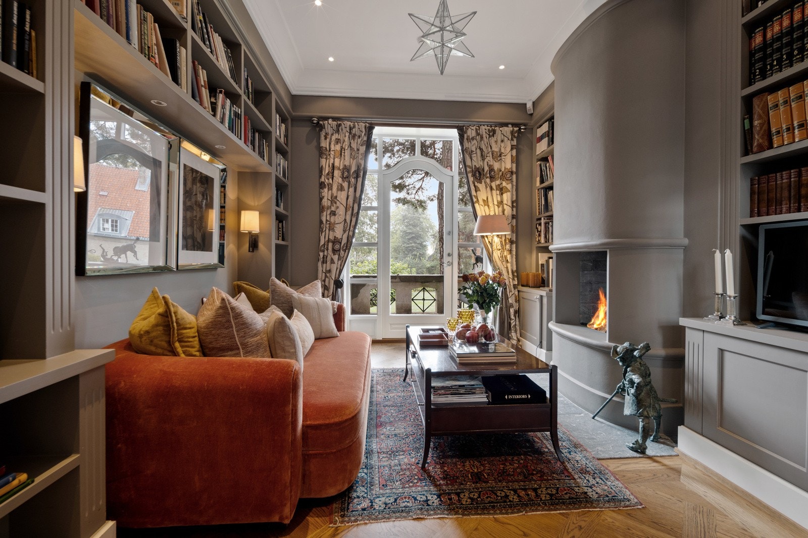 Bibliotek/tv-stue med utgang til solrik terrasse Galleribilde