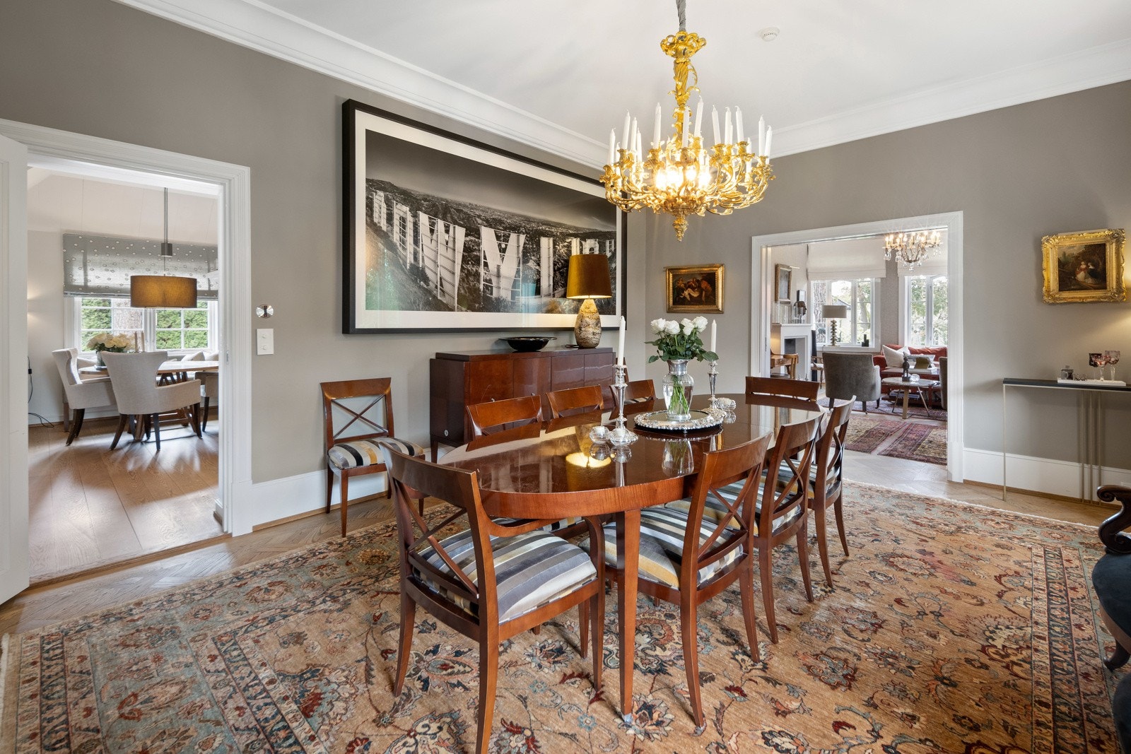 Flott spisestue med direkte inngang fra kjøkkenet Galleribilde