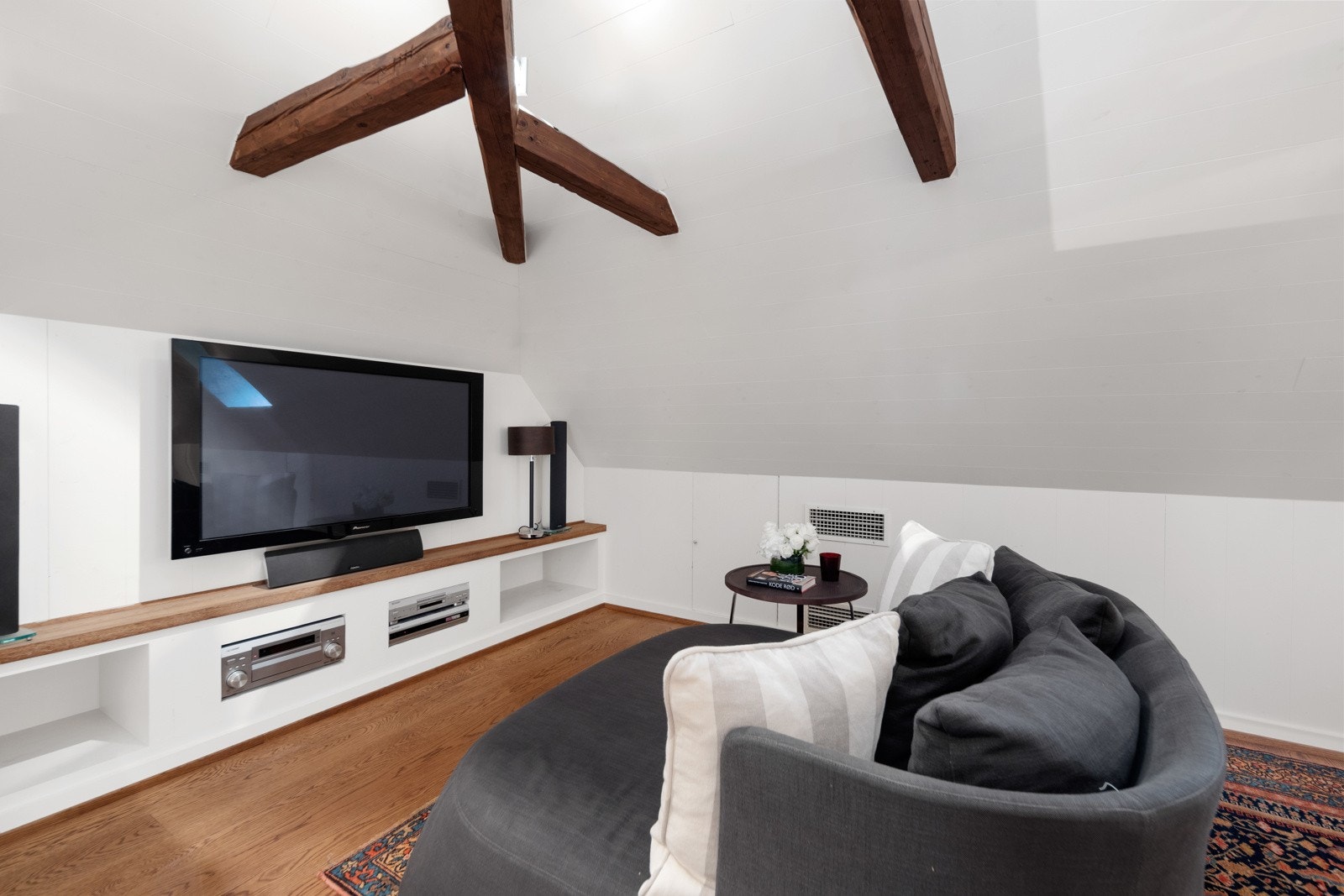 Loftstue/tv-stue med praktisk oppbevaring i kneveggene Galleribilde