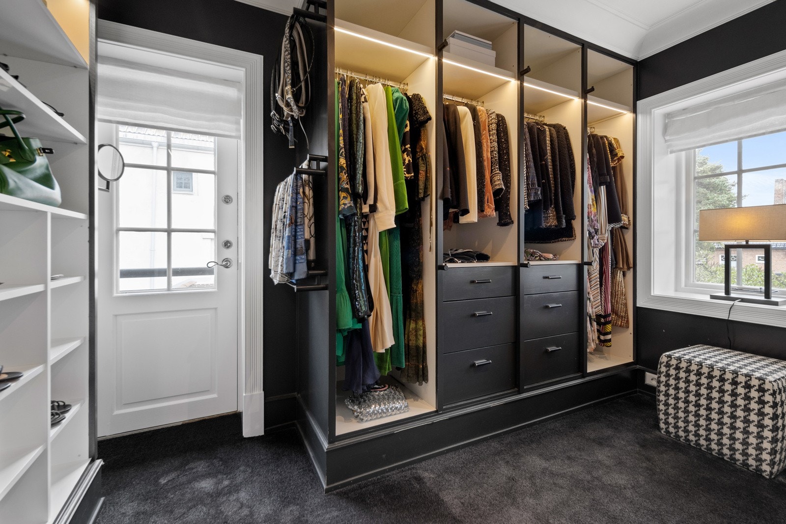 Separat walk in closet i 2. etasje. Rommet er opprinnelig tegnet som soverom 3, og har tidligere vært benyttet som gjesterom Galleribilde