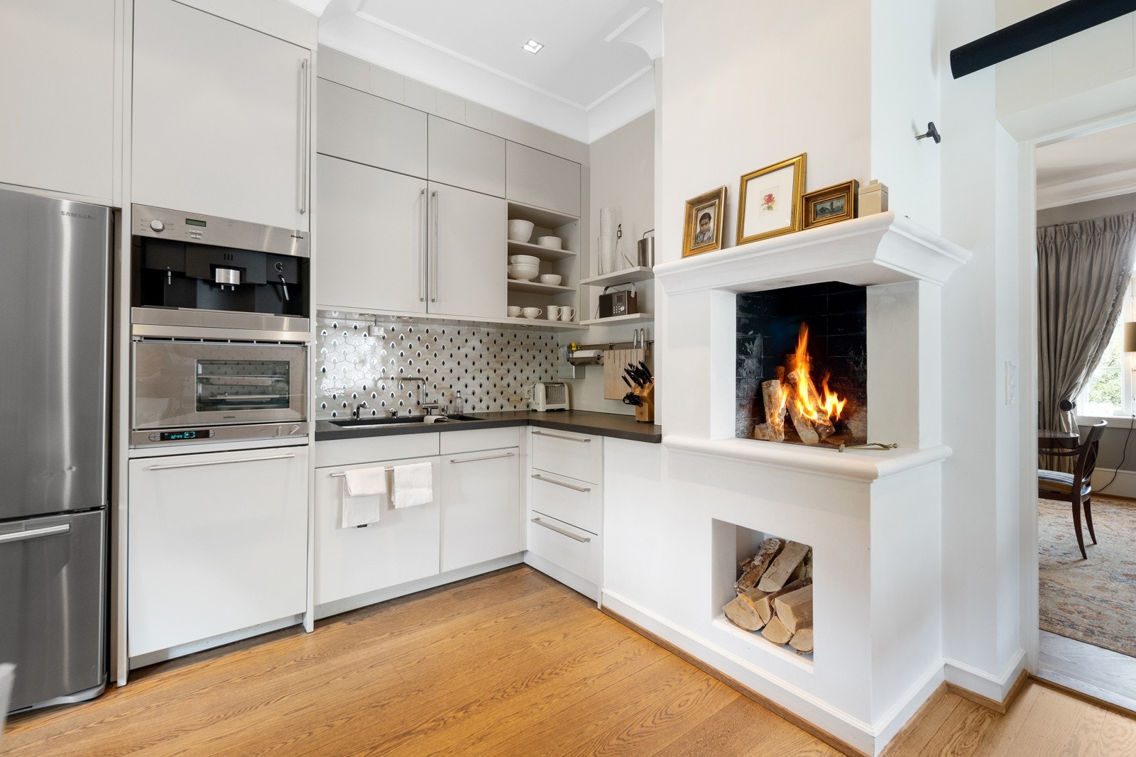 Innredning fra Bulthaup og hvitevarer fra Gaggenau. Inngang inn til spisestuen Galleribilde