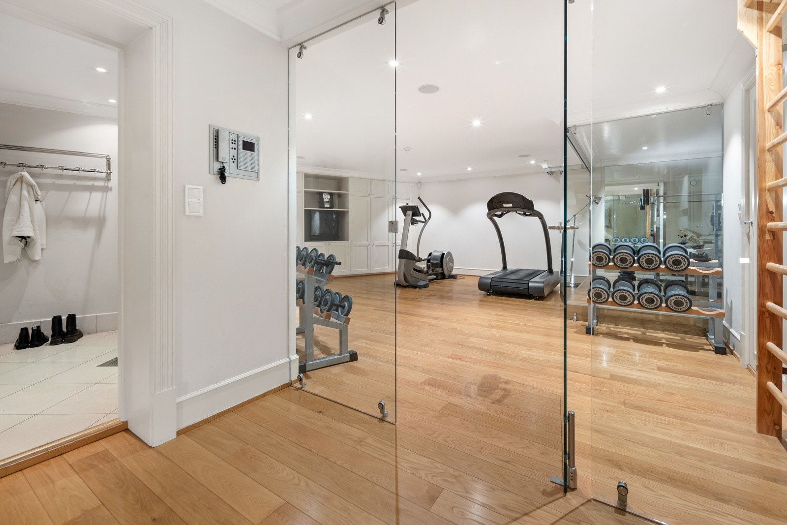 Trimrom i underetasjen. Det er svømmebasseng med motstrømsanlegg i rommet, men dette er p.t tildekket med parkett Galleribilde