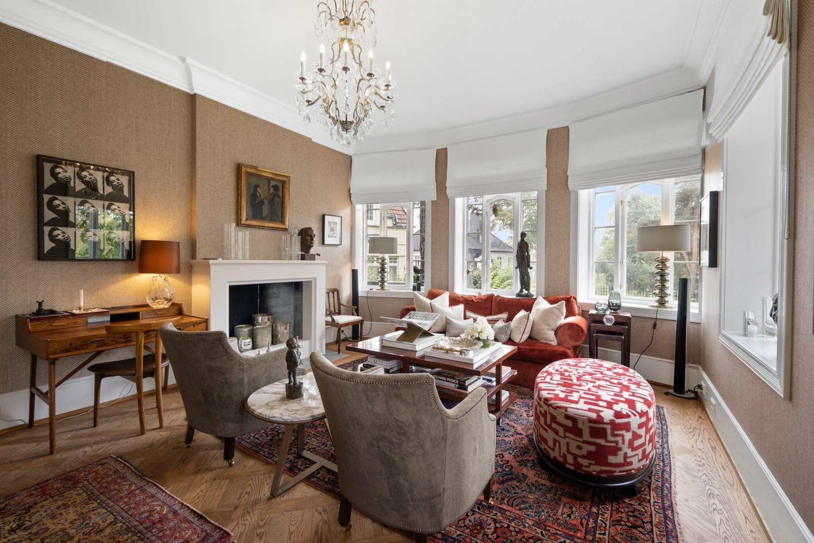 Stue med peis og utsyn mot hagen Galleribilde