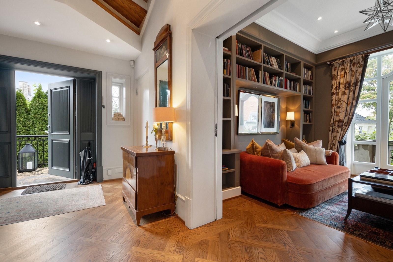 Vakker hall/inngangsparti med inngang til bibliotek Galleribilde