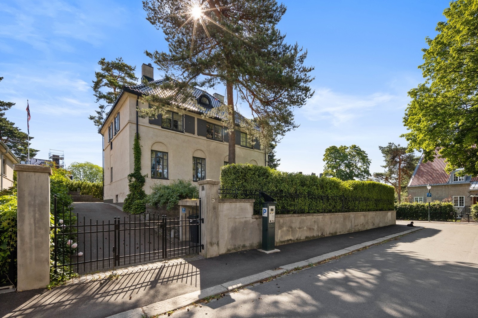 Fritzners gate 5 har både underjordisk dobbelgarasje og biloppstillingsplasser på egen tomt Galleribilde