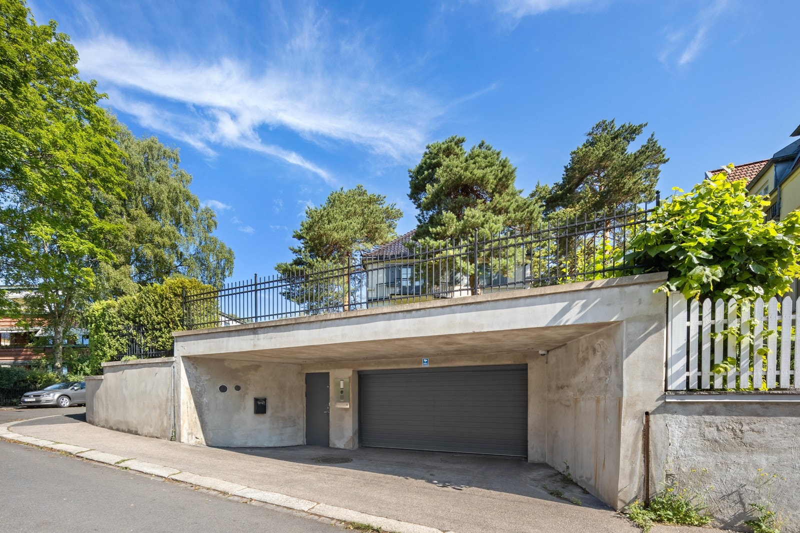 Dobbel garasje med direkte underjordisk adkomst til huset. Det er også mulighet for å stå under tak utenfor garasjen Galleribilde