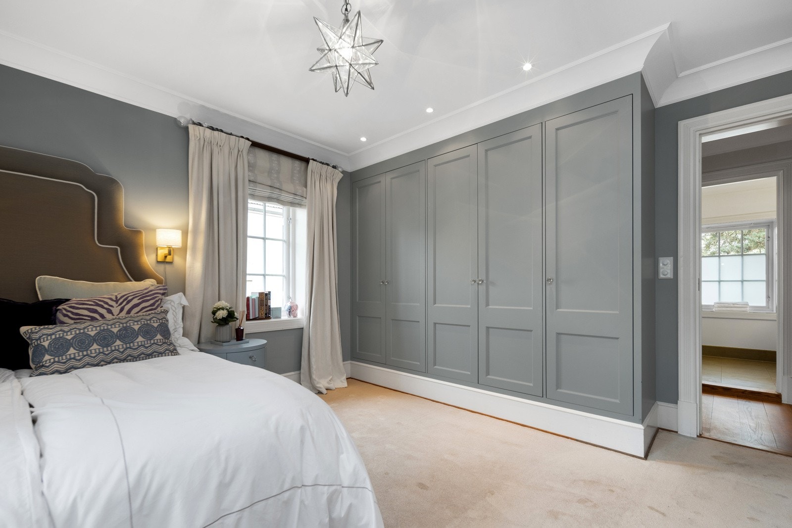 Soverom 2 med god plass til dobbelseng og stor plassbygget garderobe Galleribilde