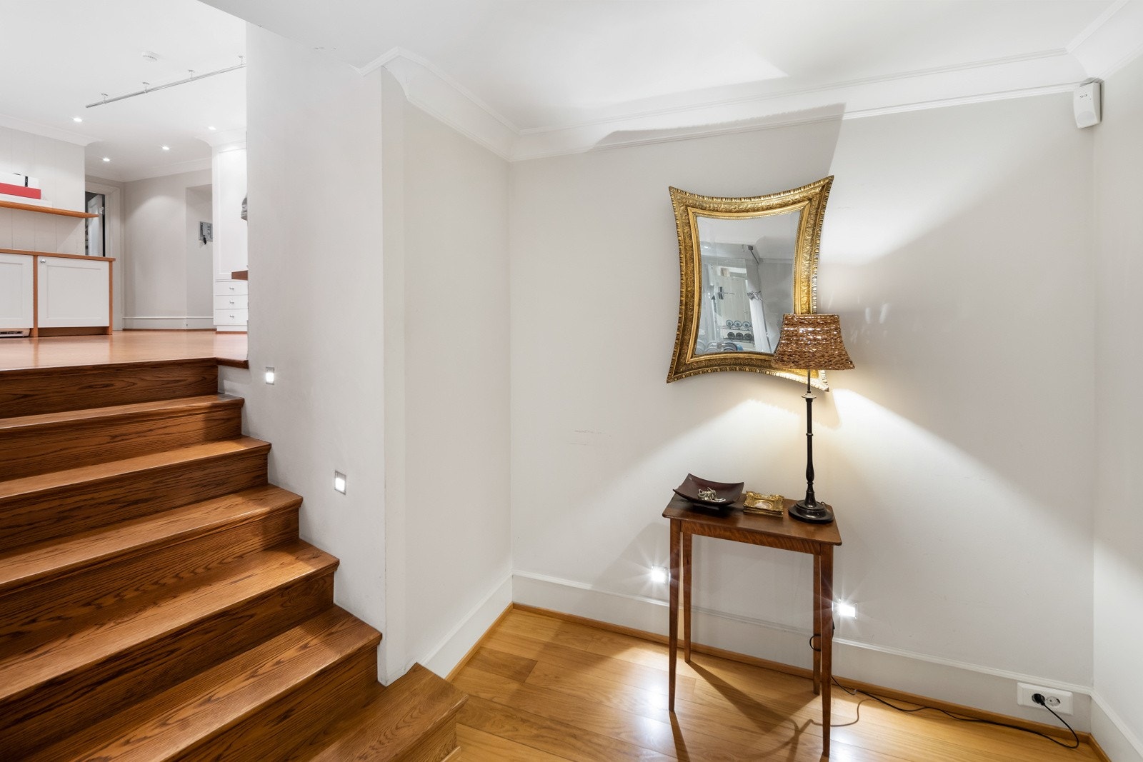 Mellomgang i underetasjen. Denne har adkomst fra grovgang som fører ut mot garasjen, trimrom og garderobe/vaskerom Galleribilde