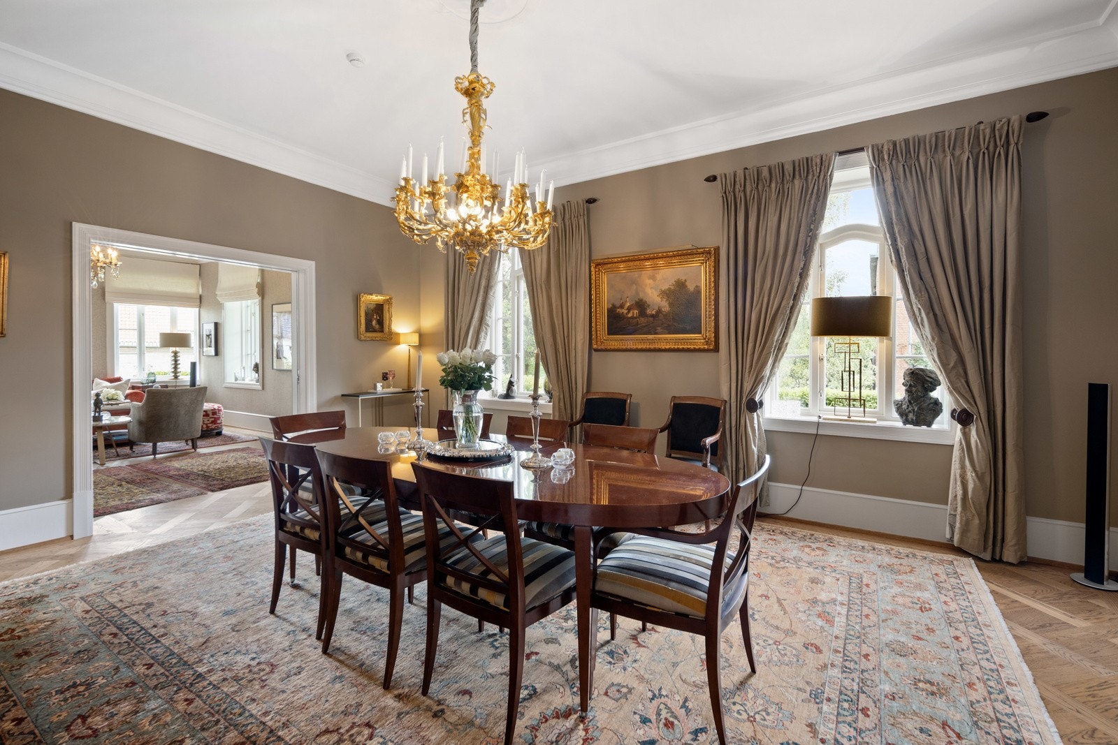 Spisestue er adskilt fra stuen med doble skyvedører Galleribilde