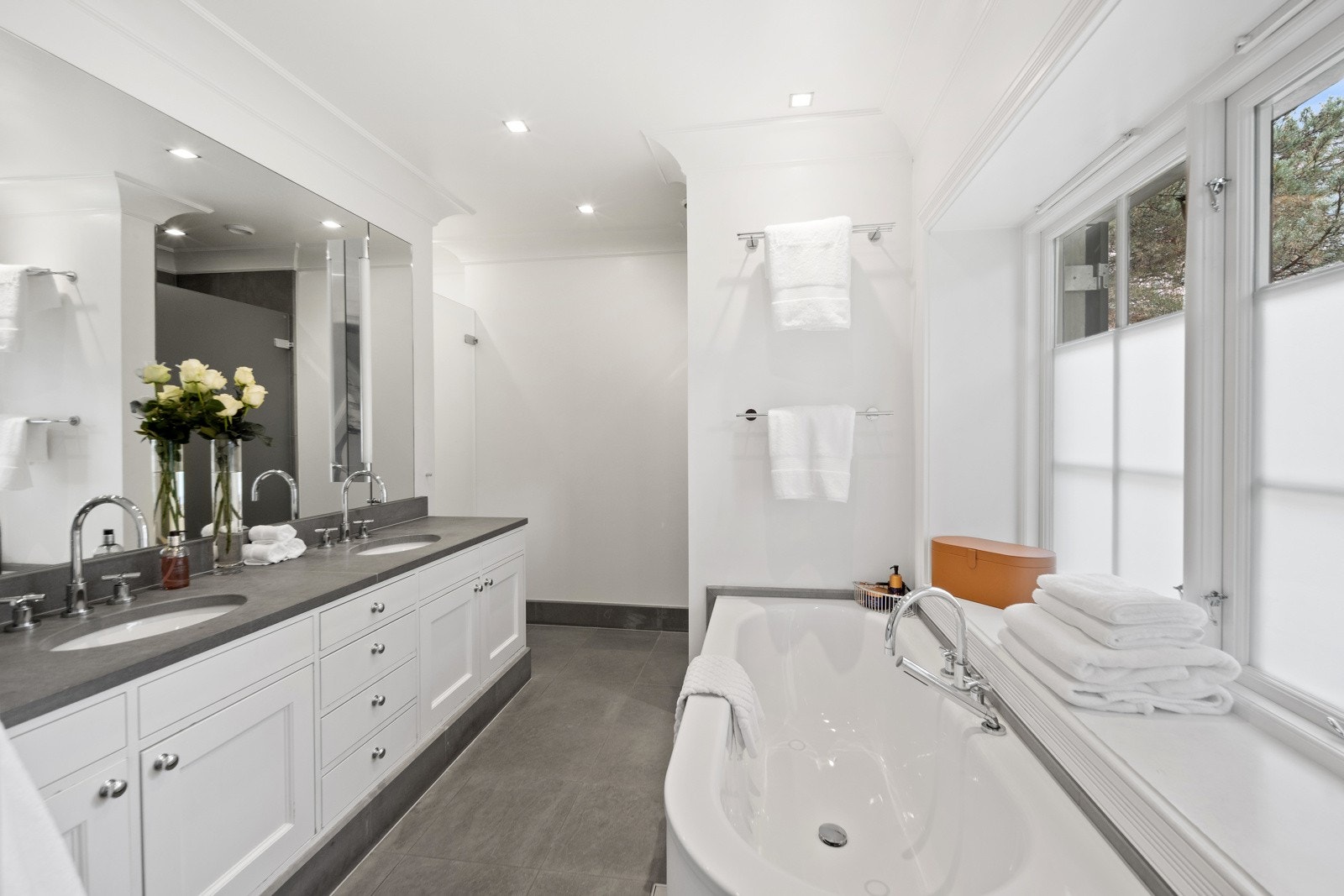 Bad med badekar, wc i nisje, dusjnisje og dobbel servant i tilknytning til hovedsoverommet Galleribilde