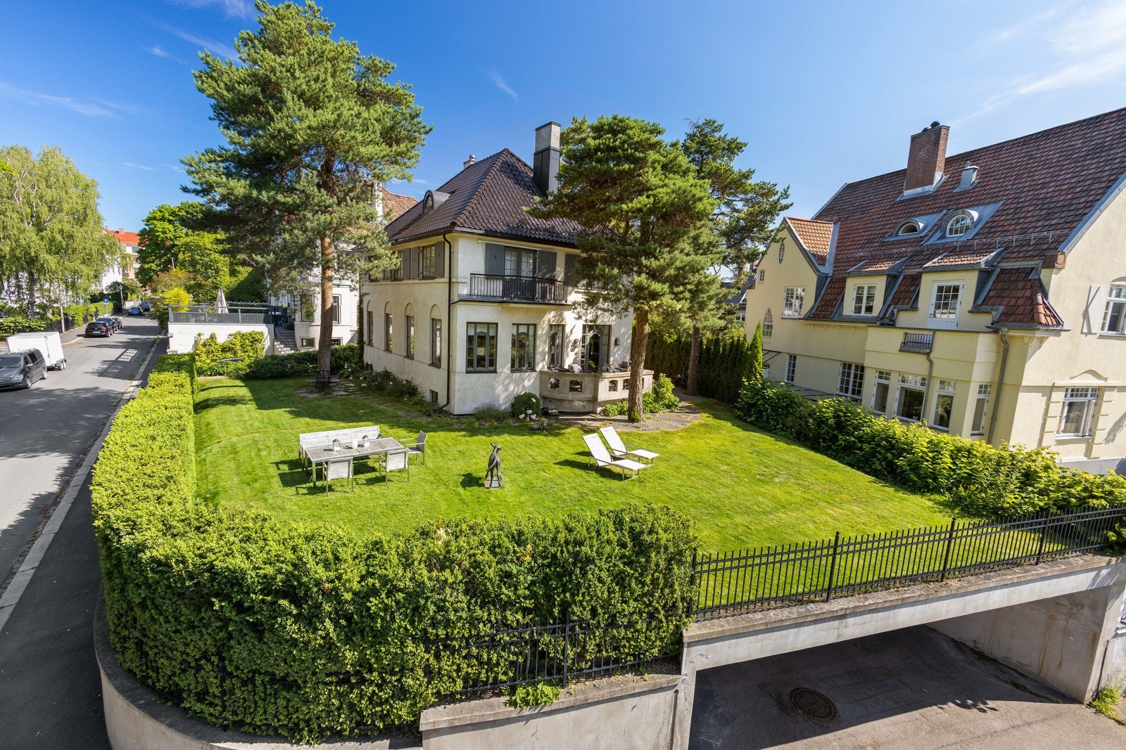 Praktfull beliggenhet på en solrik hjørnetomt. Dobbelgarasje med direkte adkomst til boligen Galleribilde