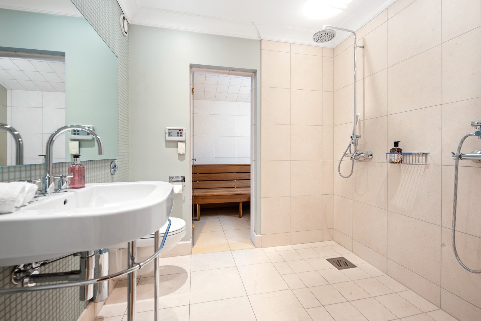 Bad med dobbel dusj og steamrom i tilknytning til treningsrommet nede Galleribilde