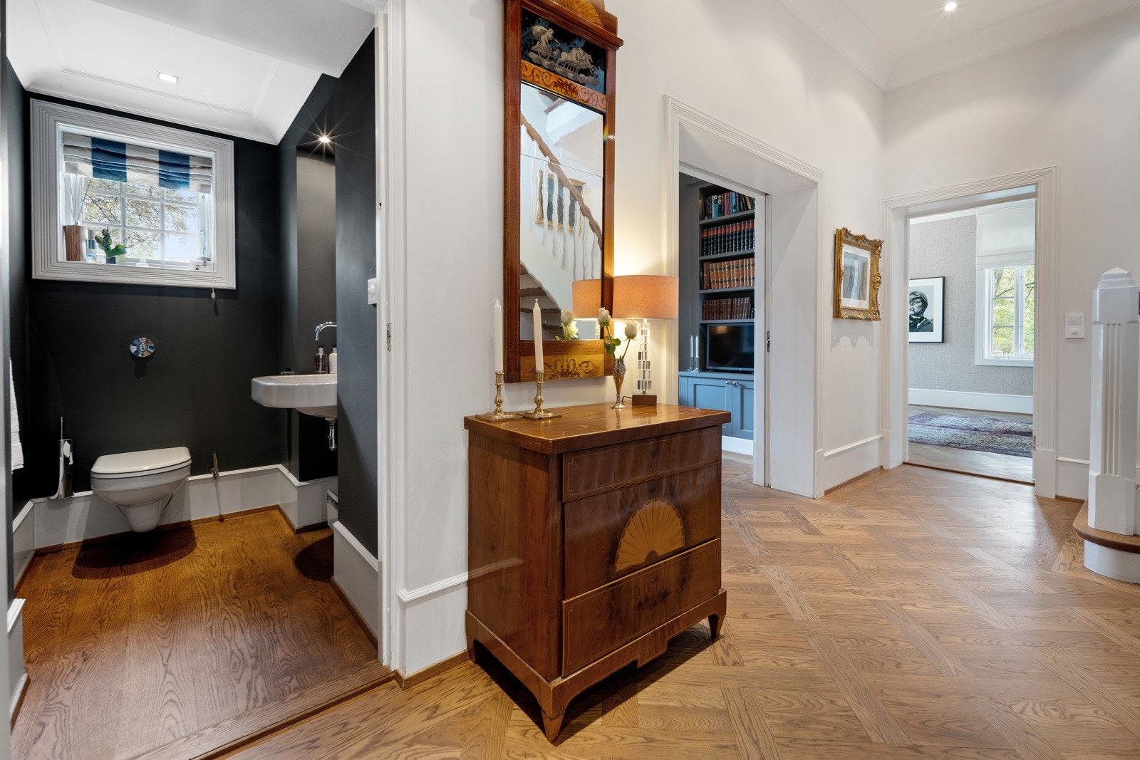 Gjeste-wc ved inngangspartiet Galleribilde