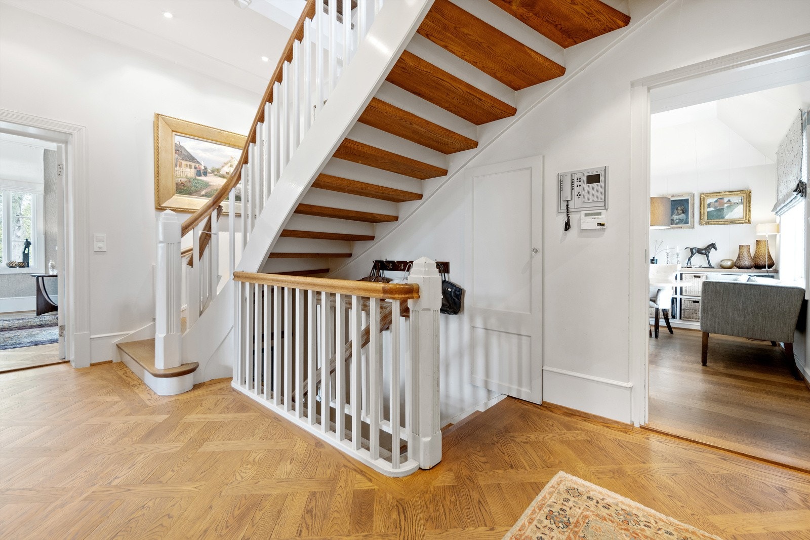 Hele eiendommen ble totalrenovert i 2003 med tidløse materialvalg, og høy teknisk standard som bla. vannbåren varme i alle gulv Galleribilde