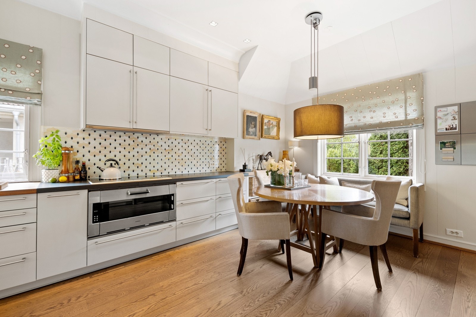 Hyggelig spiseplass til 6 personer inne på kjøkkenet Galleribilde