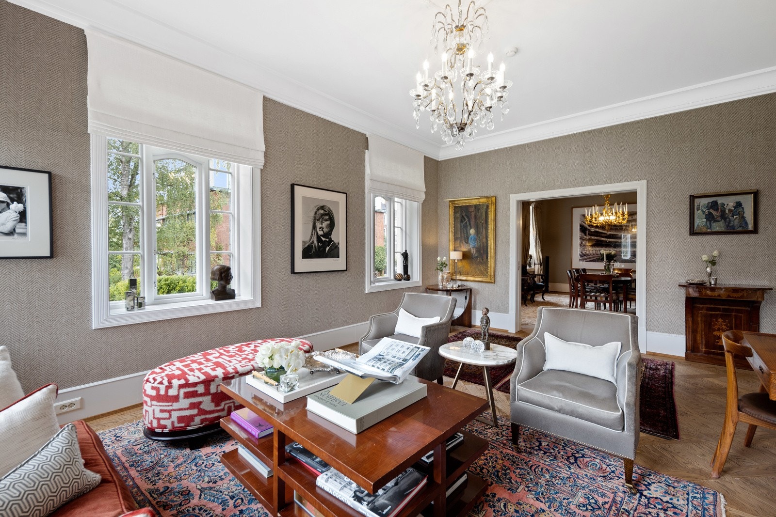 Store vindusflater gir godt med naturlig lysinnslipp Galleribilde