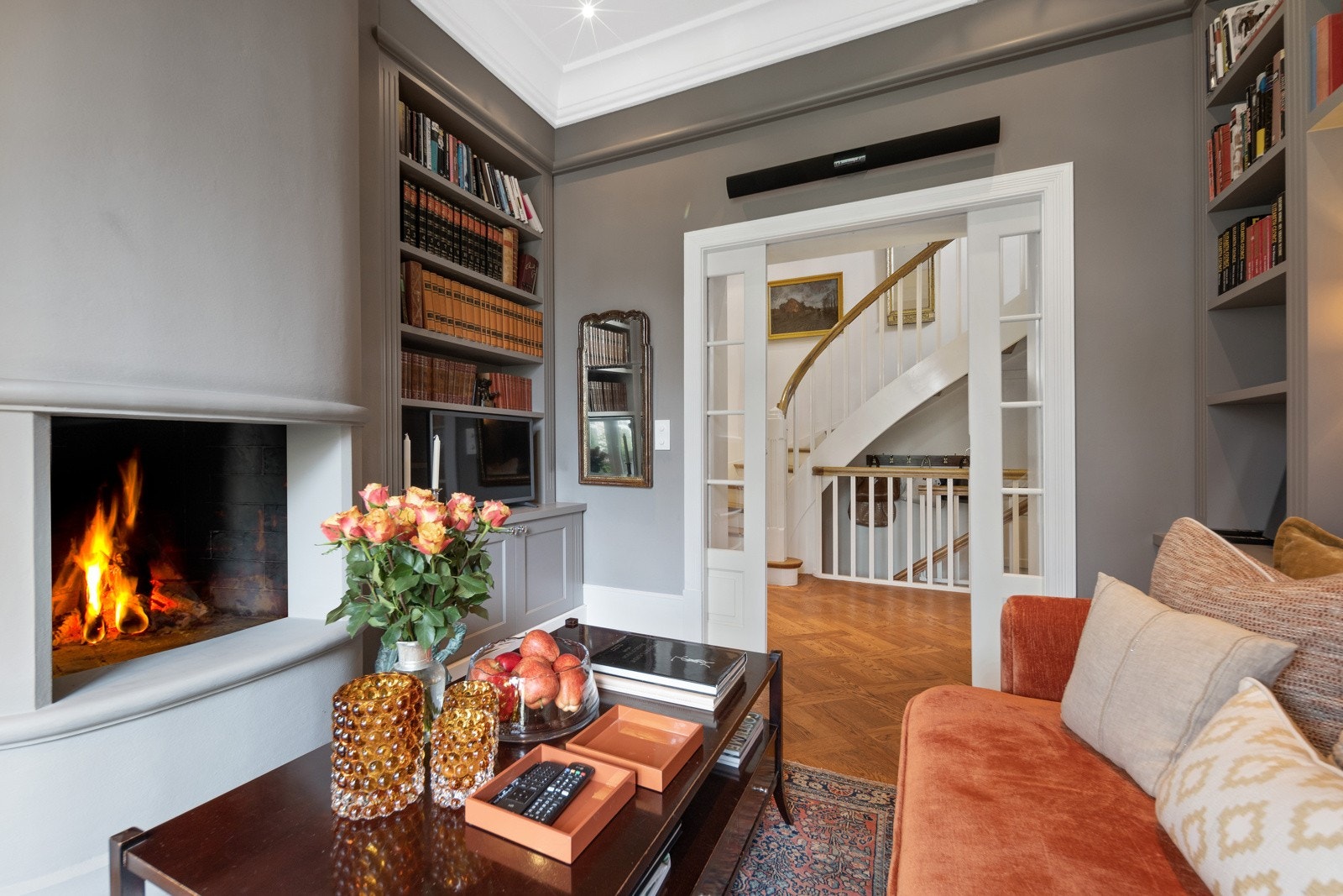 Koselig peis i biblioteket. Rommet kan lukkes med doble skyvedører Galleribilde