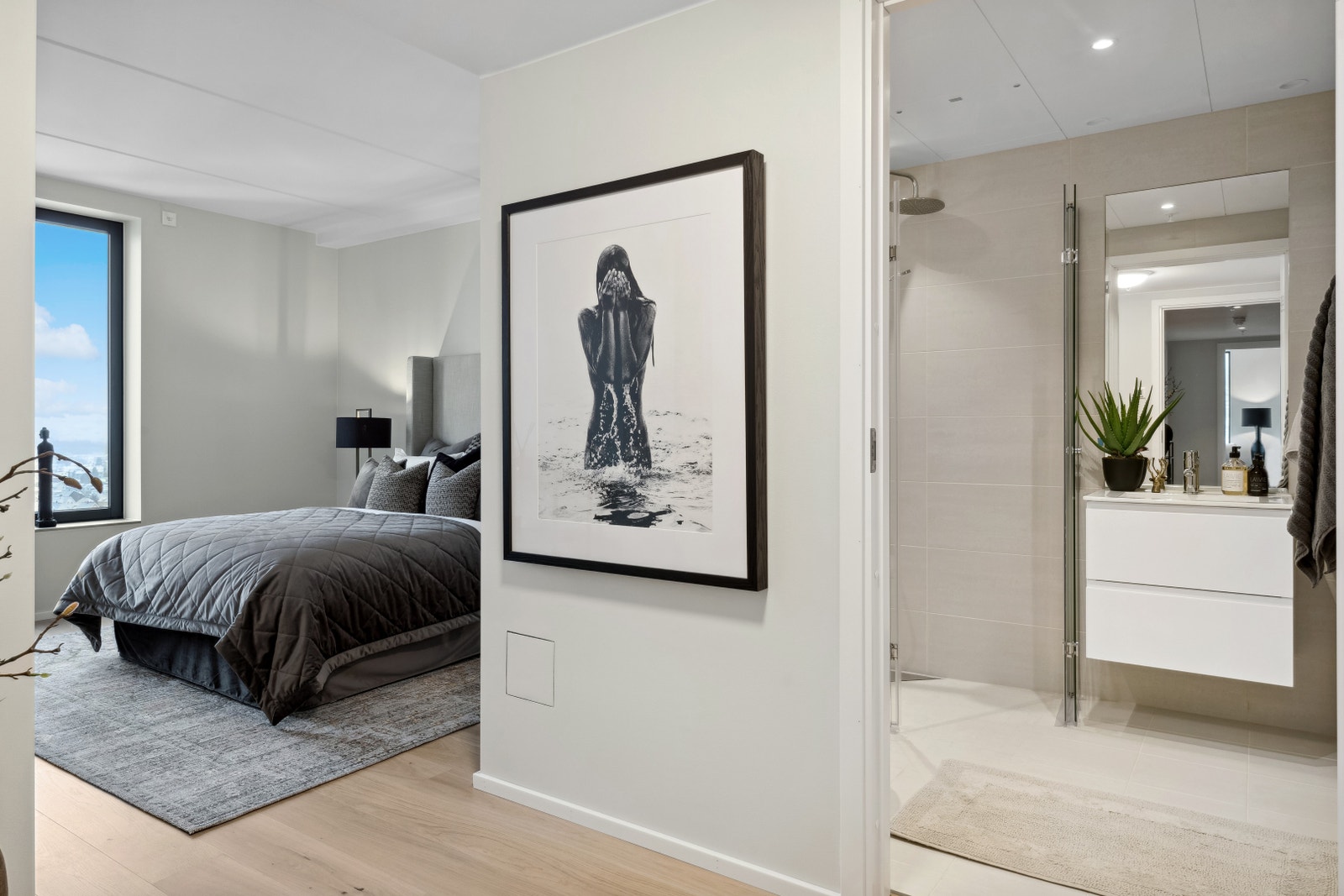 Hovedsoverommet har privat bad i suiteløsning. Galleribilde