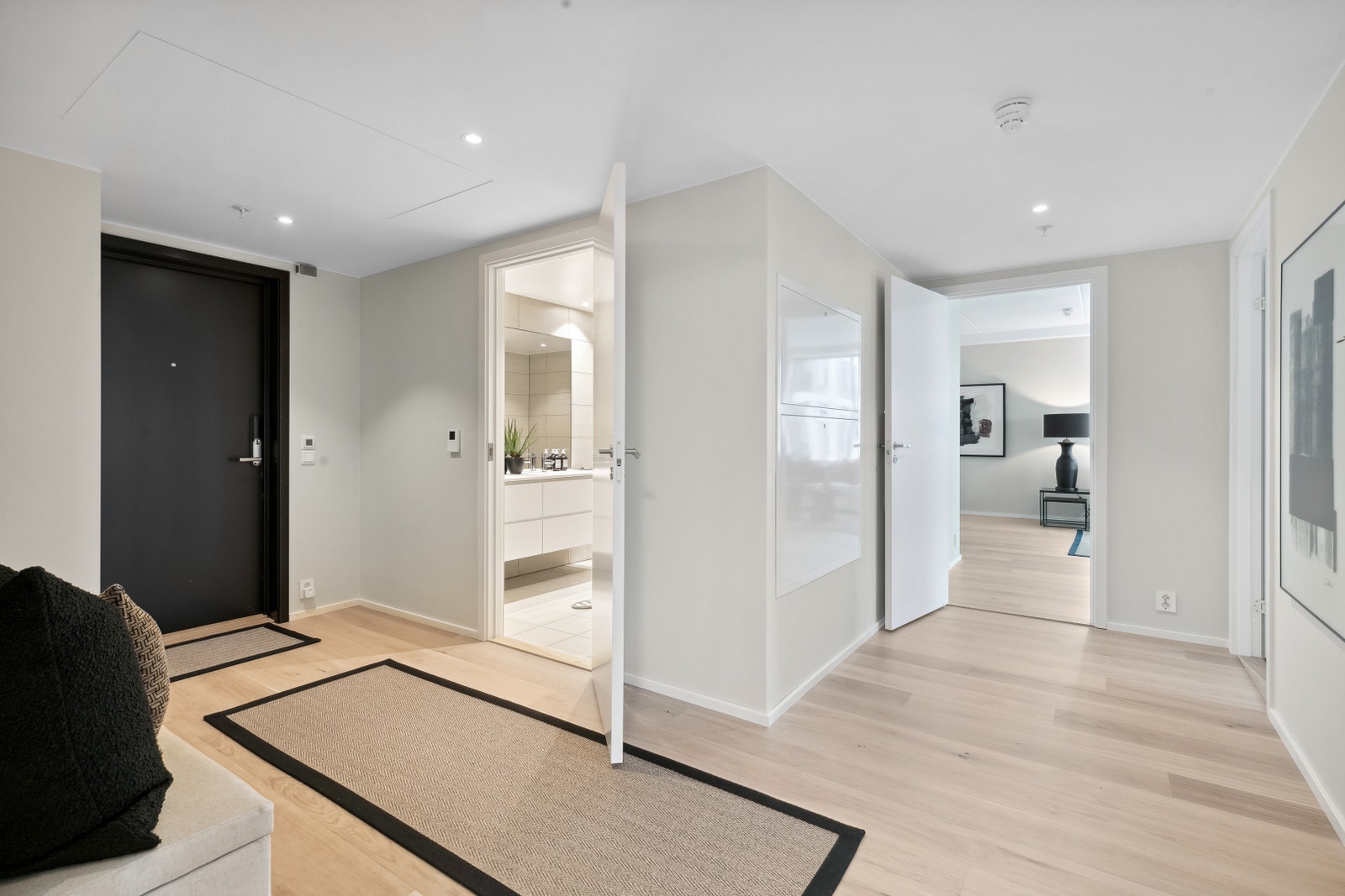 Romslig hall med god plass for garderobe. Galleribilde
